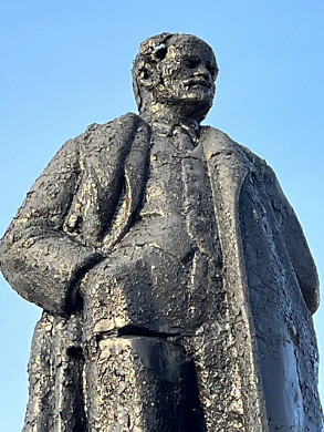 В центре Юрьевца стоит Ленин с дырой в голове